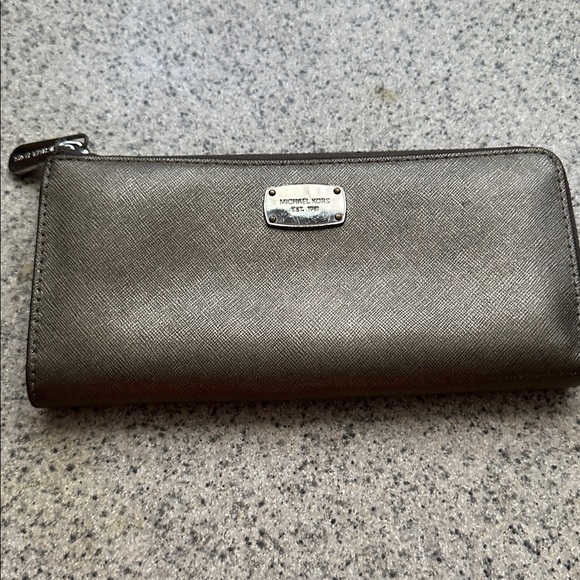 Michael Kors wallet - Picture 1 of 3